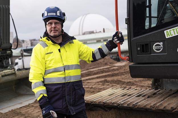 Föraren Richard Sjöblom säger att han efter att ha testat Volvo EC230 Electric skulle välja att köra el- framför dieseldrivet