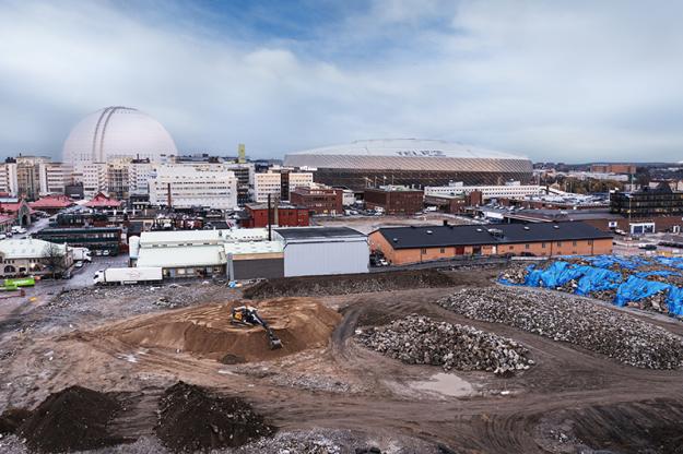 Det 100 år gamla Slakthusområdet i Stockholms centrum, kommer att bli en testbädd för innovation och utsläppsfria anläggningsmaskiner när arbetet med stadsförvandlingen påbörjas. Bygget ska vara klart 2033 och när det är öppet för allmänheten kommer det att ge 3 000 nya bostäder och 14 000 arbetsplatser.