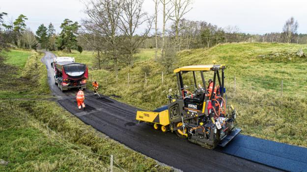 Nya P2870D är den mest kompakta hjulburna asfaltläggaren i Volvos sortiment. Asfaltläggaren kan skjuta på en matningslastbil. Tråget med 9 tons kapacitet kan även enkelt matas av andra maskiner.