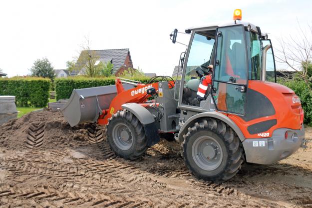 Weycor AR420 är en tysktillverkad midjestyrd hjullastare med en vikt på 5300kg och en tipplast på hela 4ton. Den drivs av en 75hk Deutz och utmärker sig genom att vara stark, precis och underhållsvänlig med mycket goda prestanda.