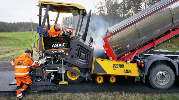 P2870D är liten, har en vändradie på bara två meter och har Steg 5-motor. Samtidigt kan den med breddare lägga upp till 4,5 meter brett.