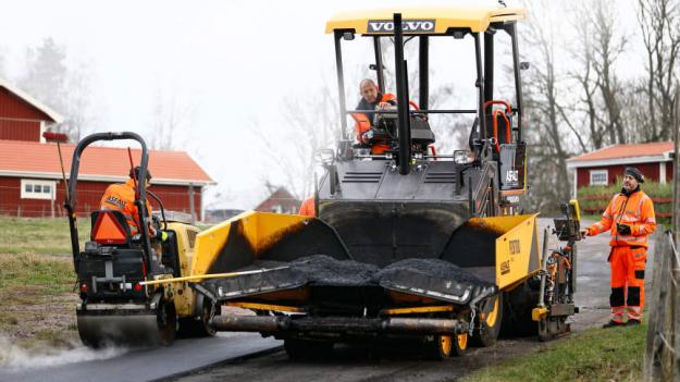 P2870D i arbete hos Asfalt i Småland AB där den gör en hel del stadsjobb och då är den perfekt.