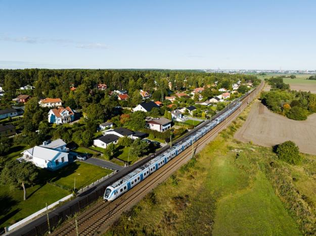 Spårutbyggnaden, från två till fyra spår, innebär att pendeltågstrafik och fjärrtrafik kan hanteras åtskilt och möjliggör en ökad turtäthet för regionaltåg, fjärrtåg och godståg. 